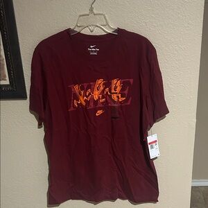 Men’s Nike NWT Size L Burgundy Graphic Logo T-Shirt “The Nike Tee” Short Sleeve
